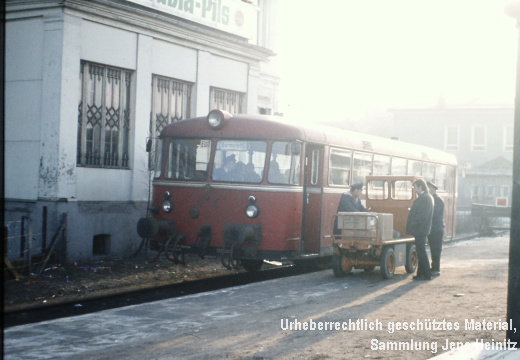 EBOE 02 Bf Elmshorn VT3.09 auf Gleis 1a mit Expressgut 05-Jan-1974 Claus HANACK