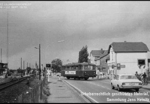 EBOE Bf Ulzburg VT3.09 kreuzt Hamburger-Straße bei Ausfahrt nach Oldesloe 22-Sep-1972